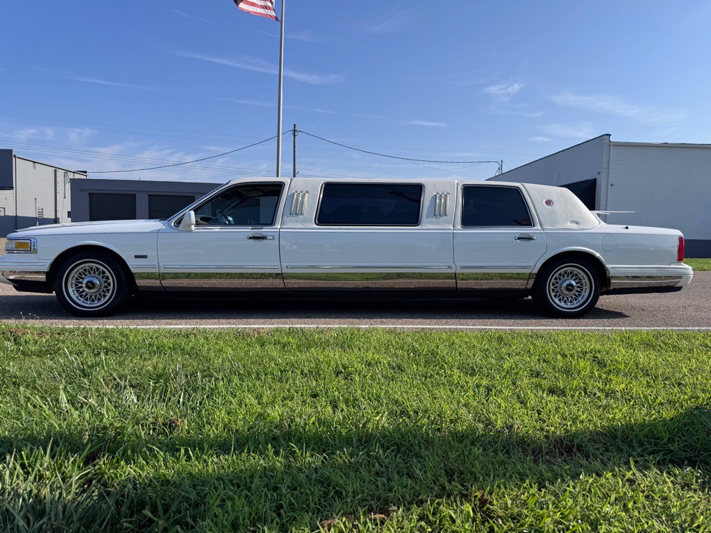 1996 Lincoln Town Car Image 8