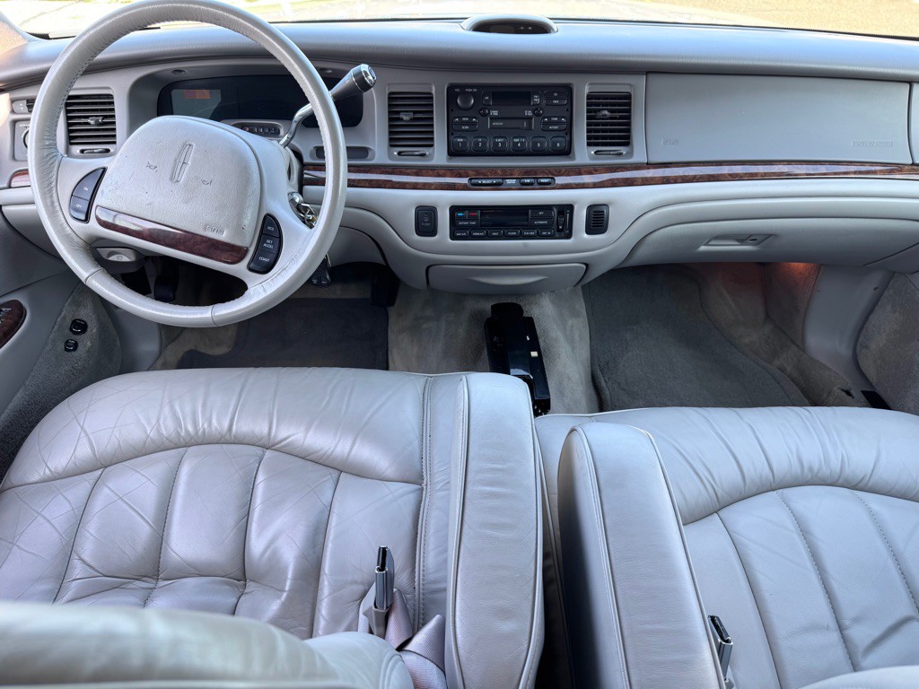 1996 Lincoln Town Car Image 10