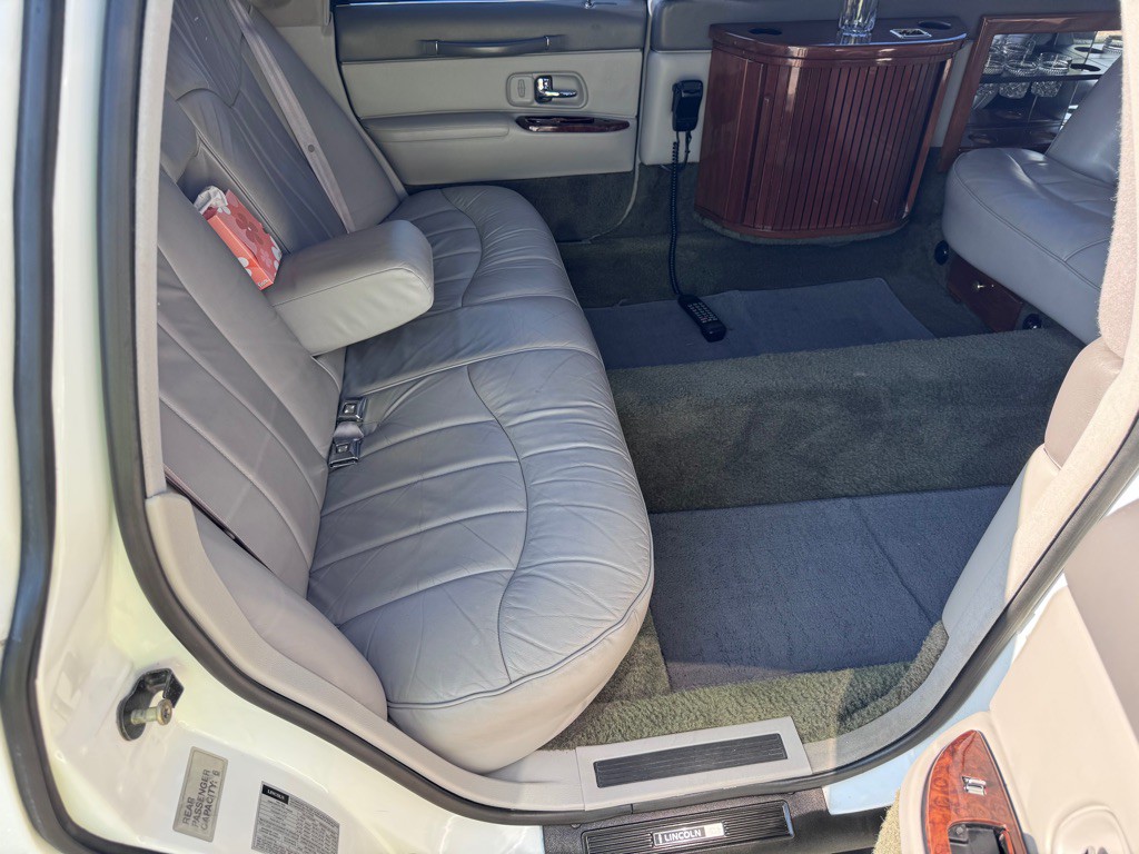 1996 Lincoln Town Car Image 13