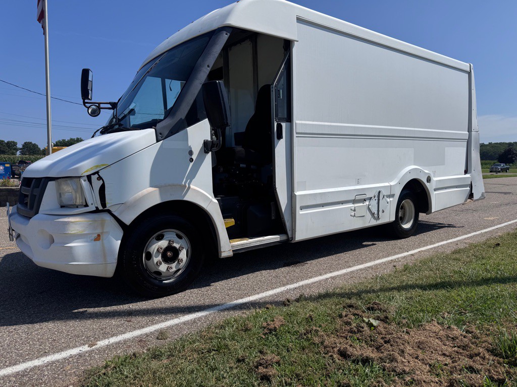 2014 Isuzu Utilimaster Van Image 3