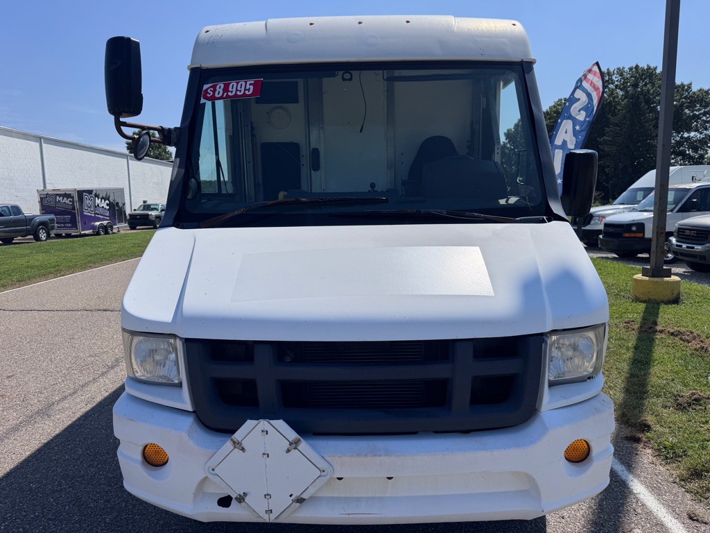 2014 Isuzu Utilimaster Van Image 4