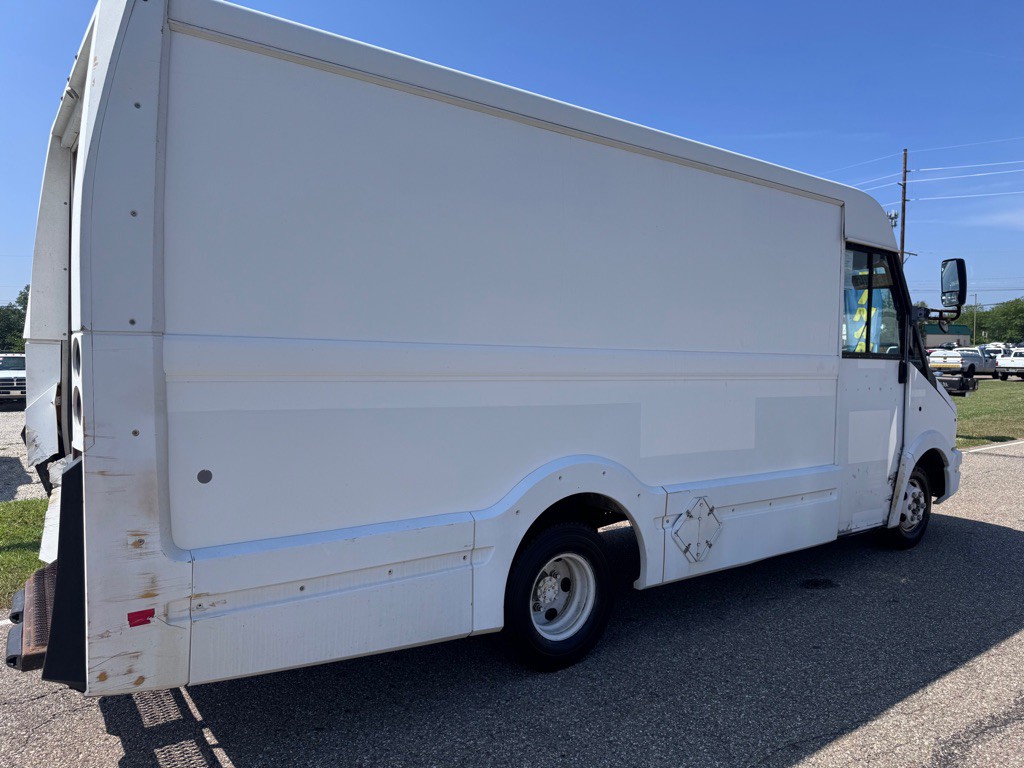 2014 Isuzu Utilimaster Van Image 6