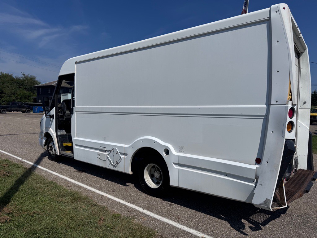 2014 Isuzu Utilimaster Van Image 7