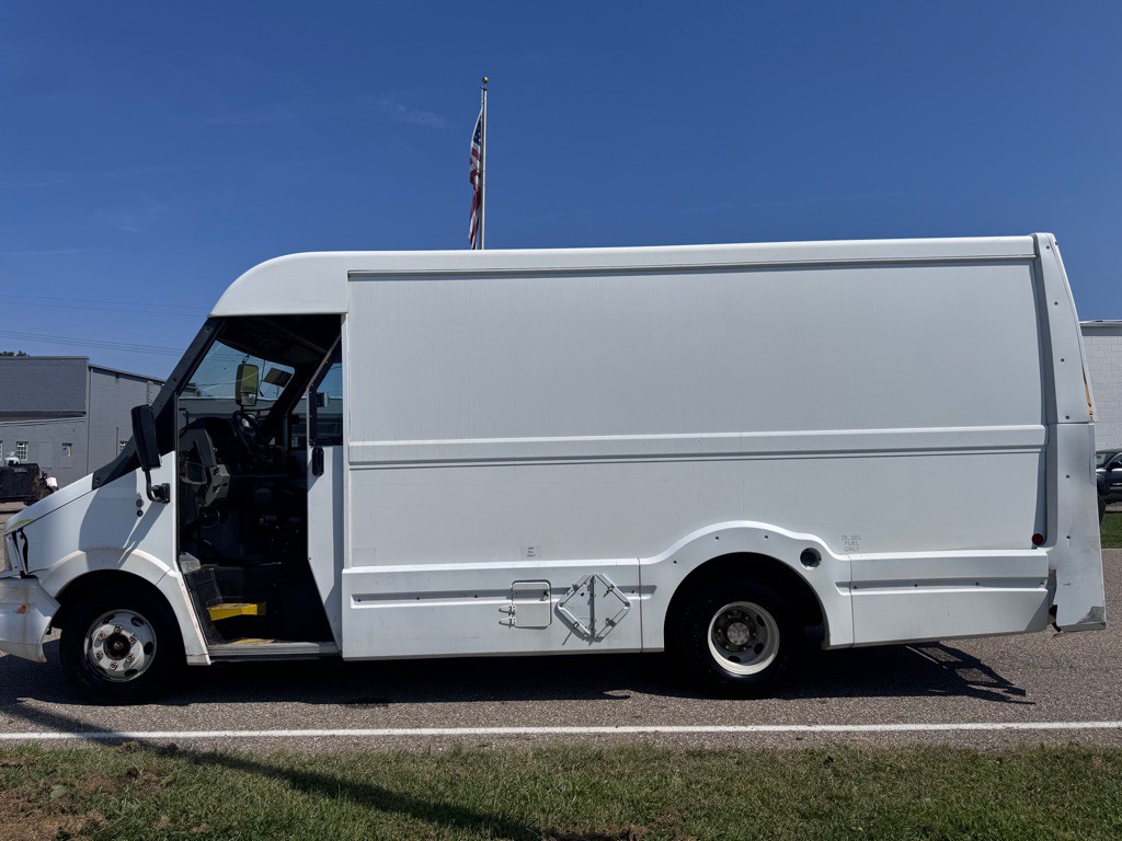 2014 Isuzu Utilimaster Van Image 8