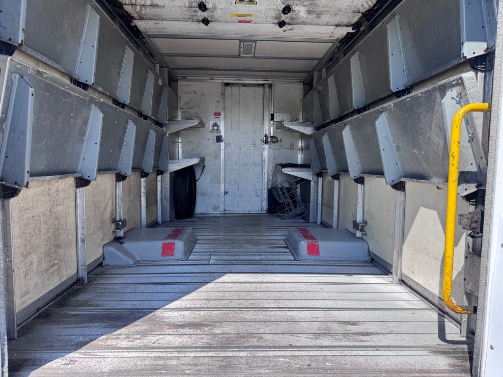 2014 Isuzu Utilimaster Van Image 13