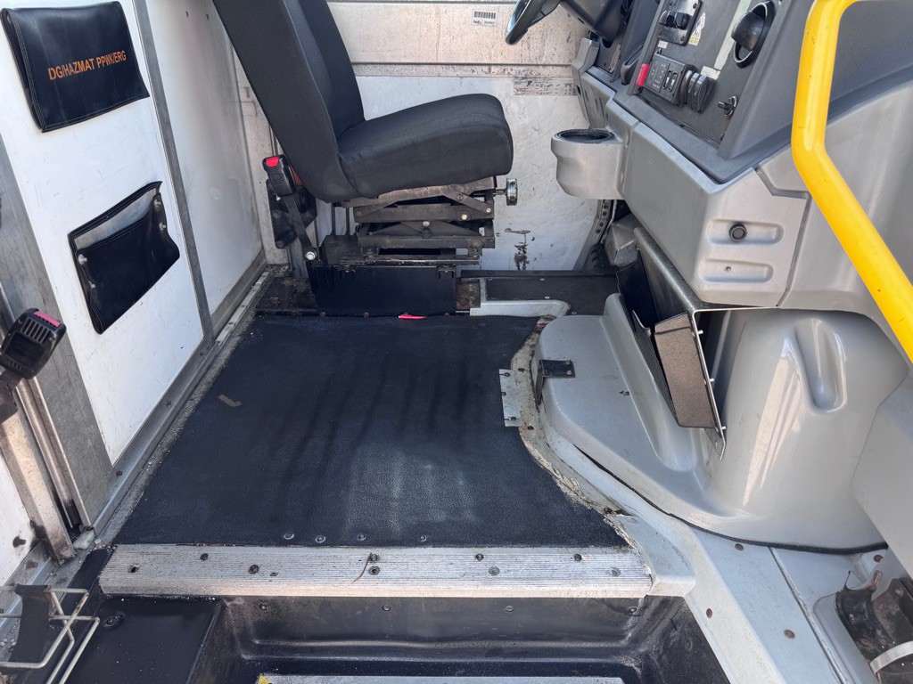 2014 Isuzu Utilimaster Van Image 9