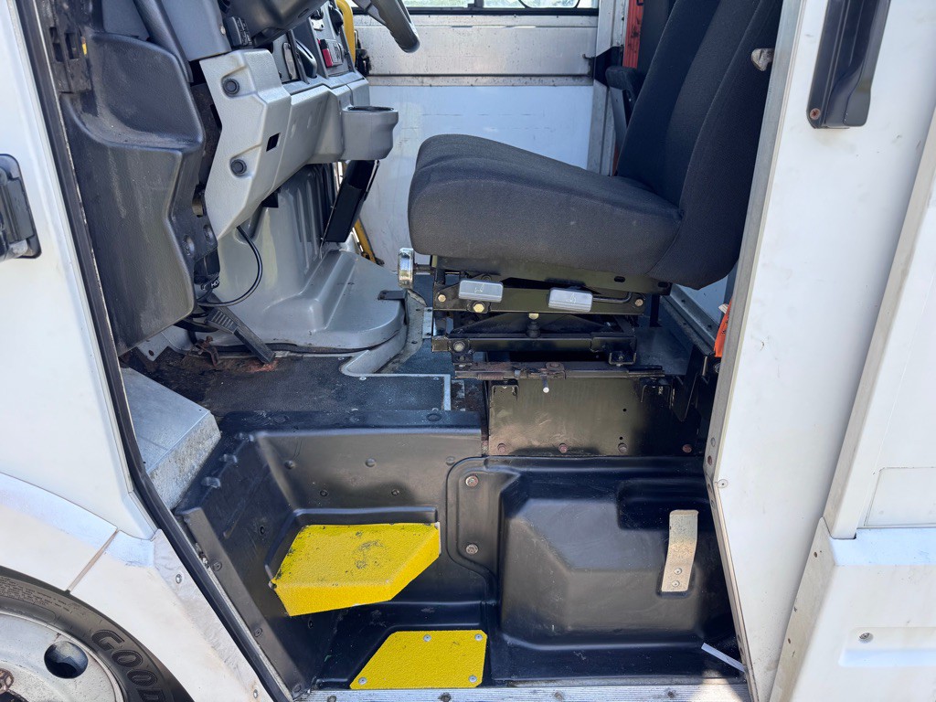 2014 Isuzu Utilimaster Van Image 10