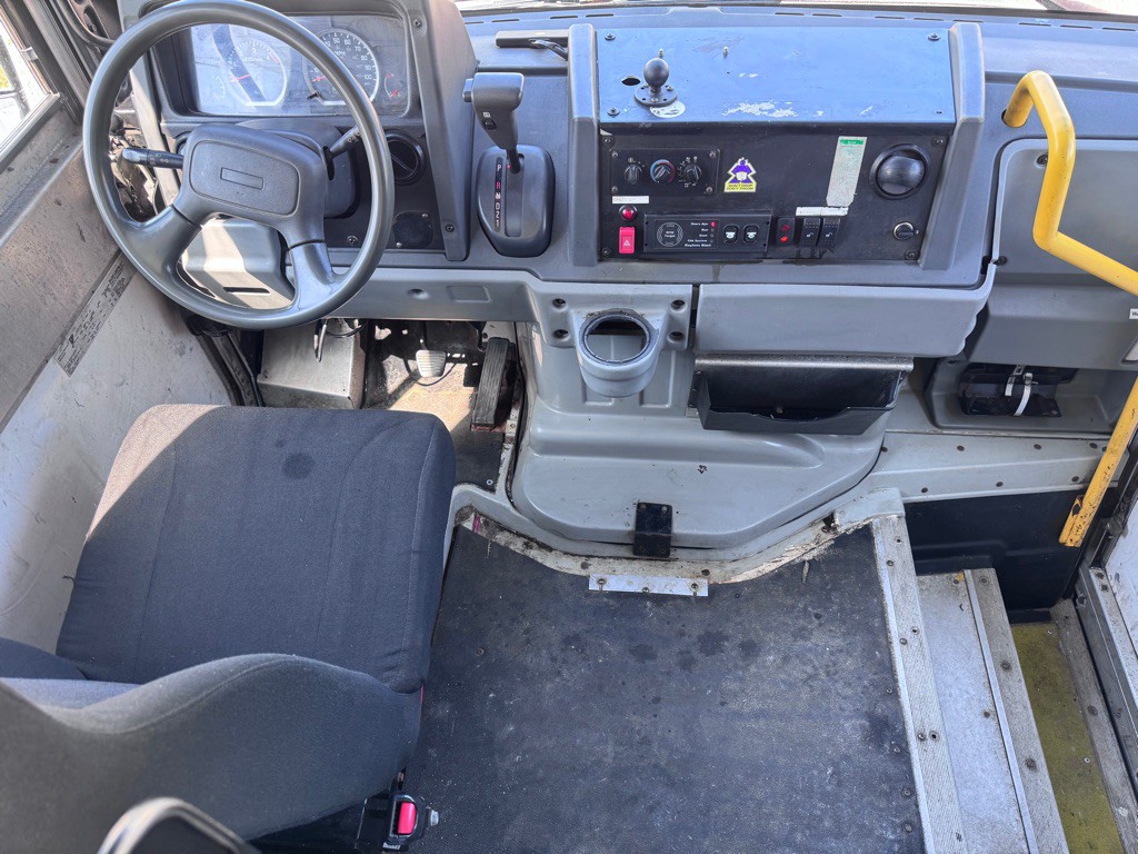 2014 Isuzu Utilimaster Van Image 11