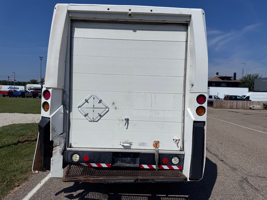 2014 Isuzu Utilimaster Van Image 14