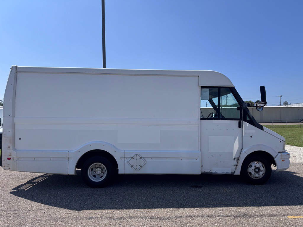 2014 Isuzu Utilimaster Van Image 19