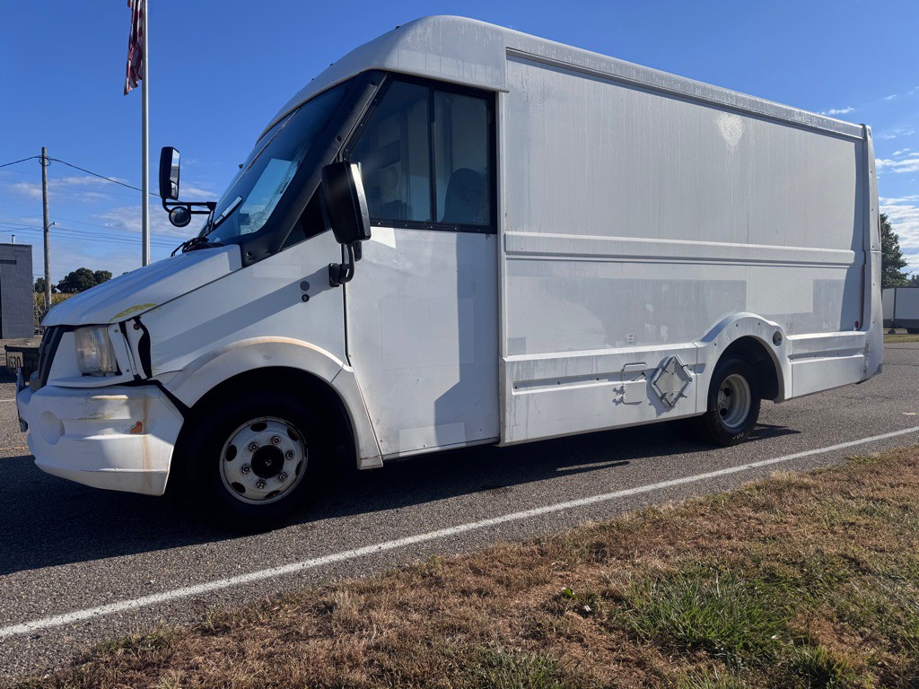 2014 Isuzu Utilimaster Van Image 3