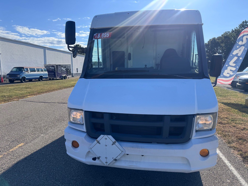 2014 Isuzu Utilimaster Van Image 4
