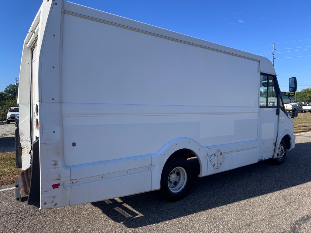 2014 Isuzu Utilimaster Van Image 6