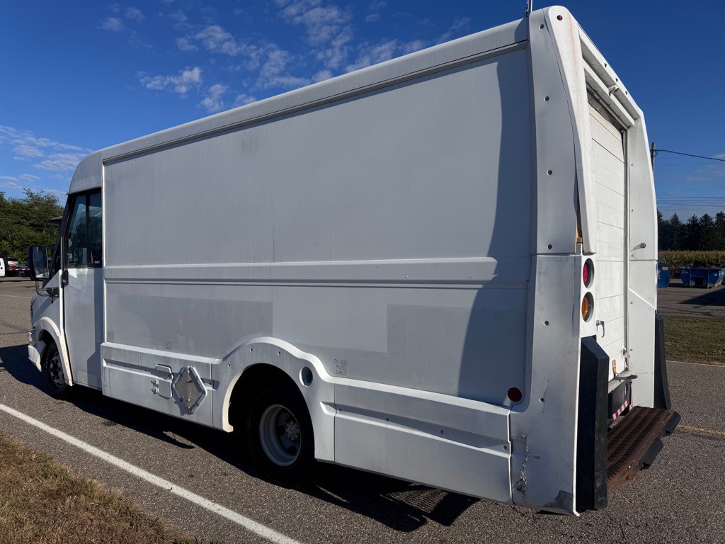 2014 Isuzu Utilimaster Van Image 7