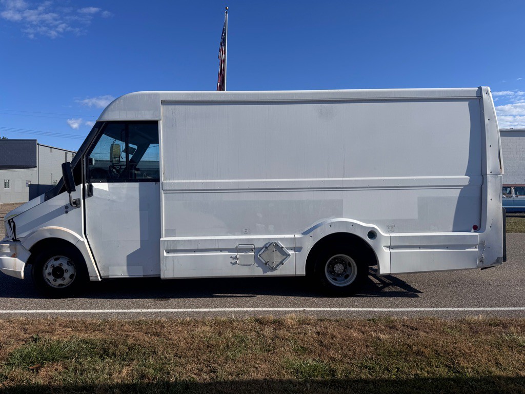 2014 Isuzu Utilimaster Van Image 8