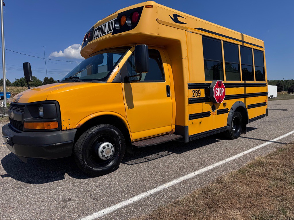 2011 Chevrolet Express Image 3