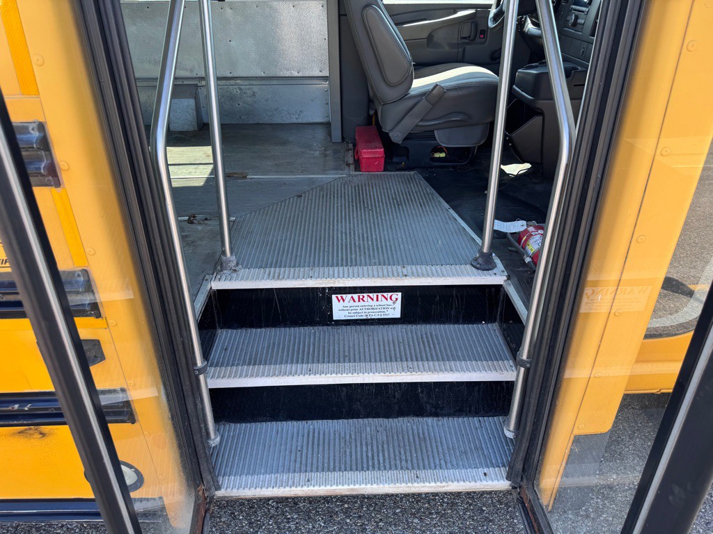 2011 Chevrolet Express Image 11