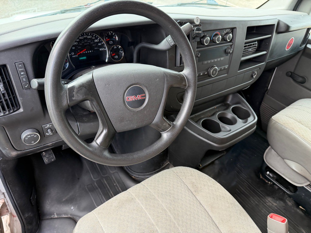 2010 GMC Savana Image 11