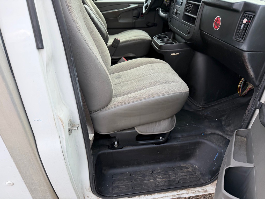 2010 GMC Savana Image 12