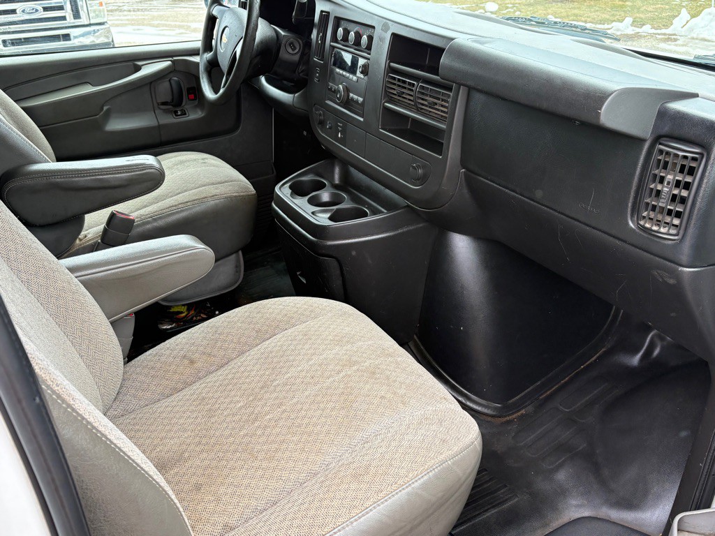 2013 Chevrolet Express Image 10