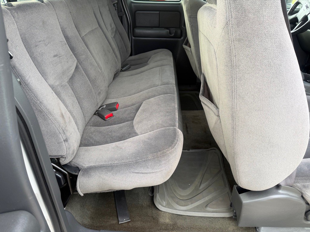 2004 GMC Sierra 2500 Image 13