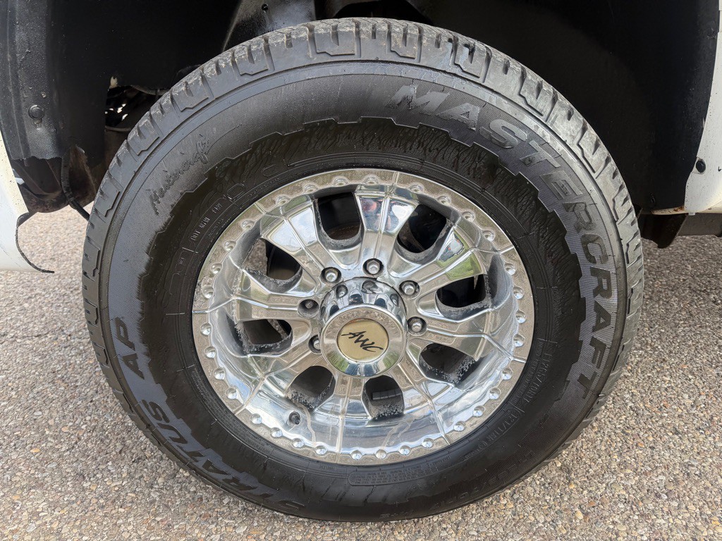 2004 GMC Sierra 2500 Image 16