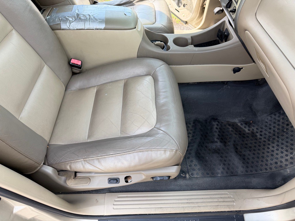 2004 Ford Explorer Image 10