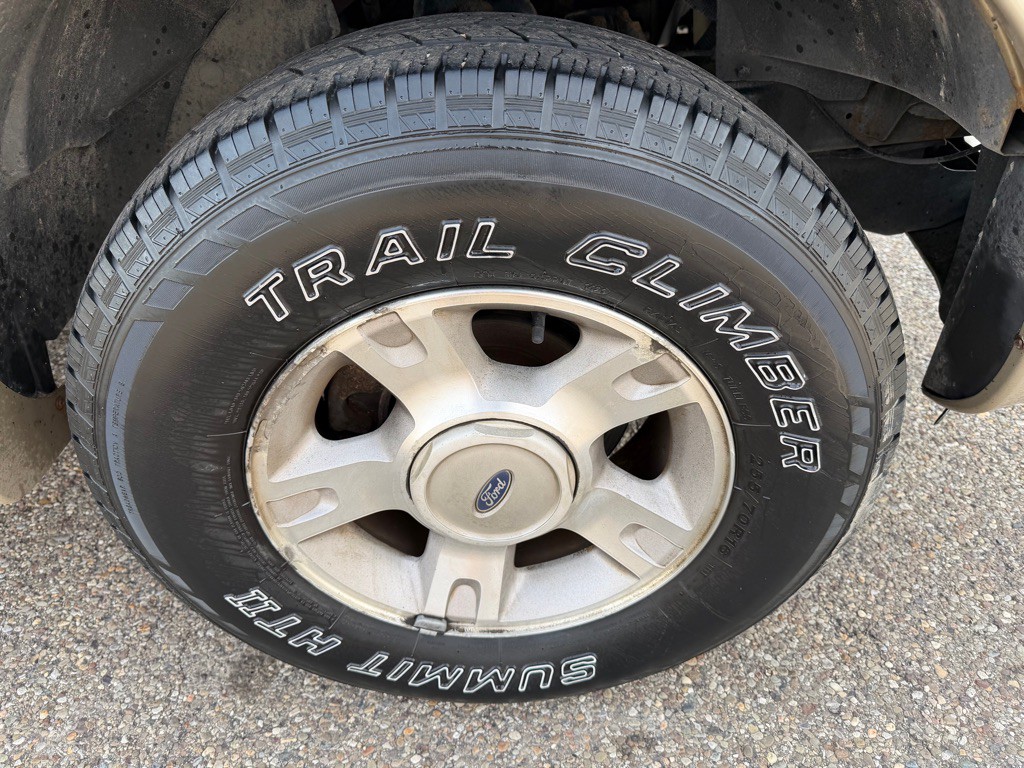 2004 Ford Explorer Image 14