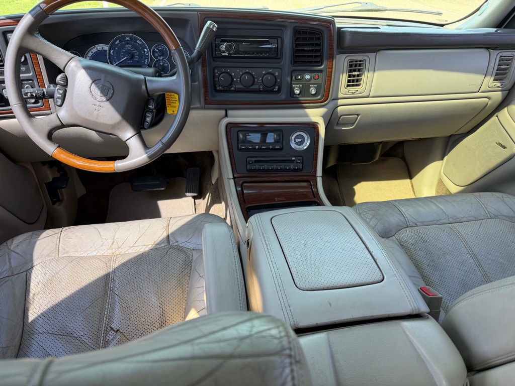 2002 Cadillac Escalade Image 10