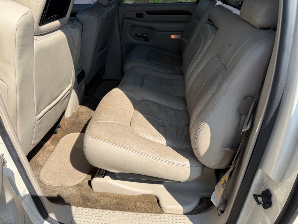 2002 Cadillac Escalade Image 12