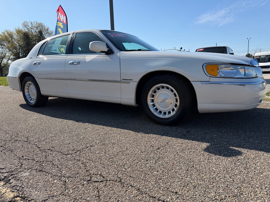 2001 Lincoln Town Car Image 1