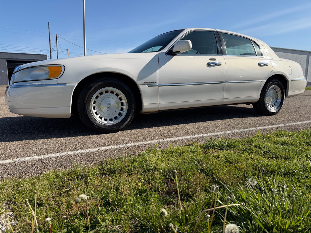 2001 Lincoln Town Car Image 3