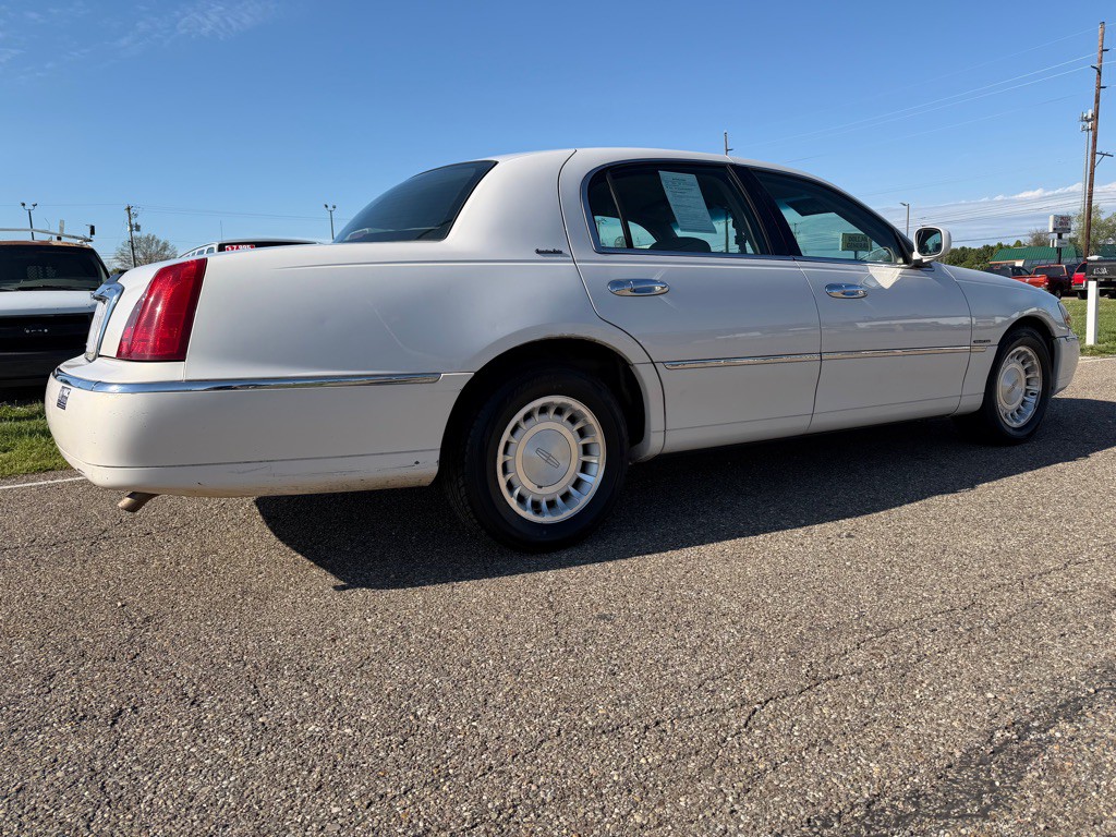 2001 Lincoln Town Car Image 6