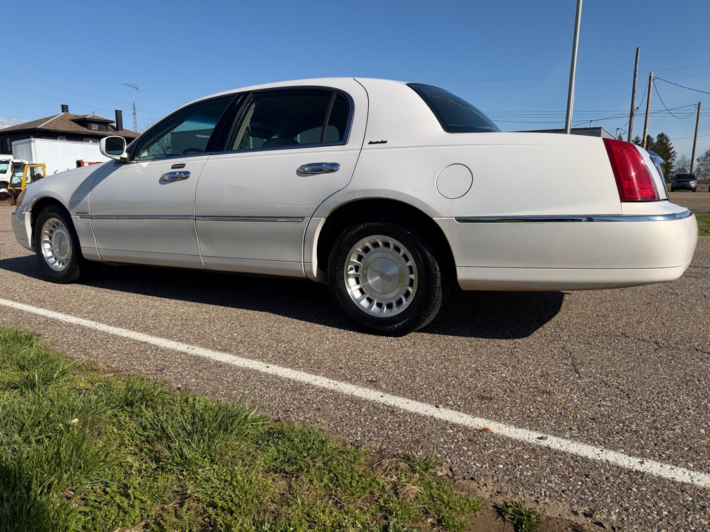2001 Lincoln Town Car Image 7