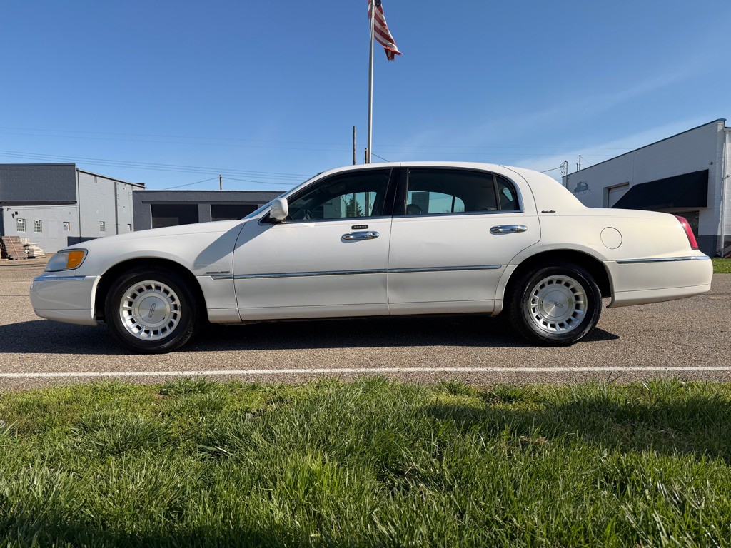 2001 Lincoln Town Car Image 8