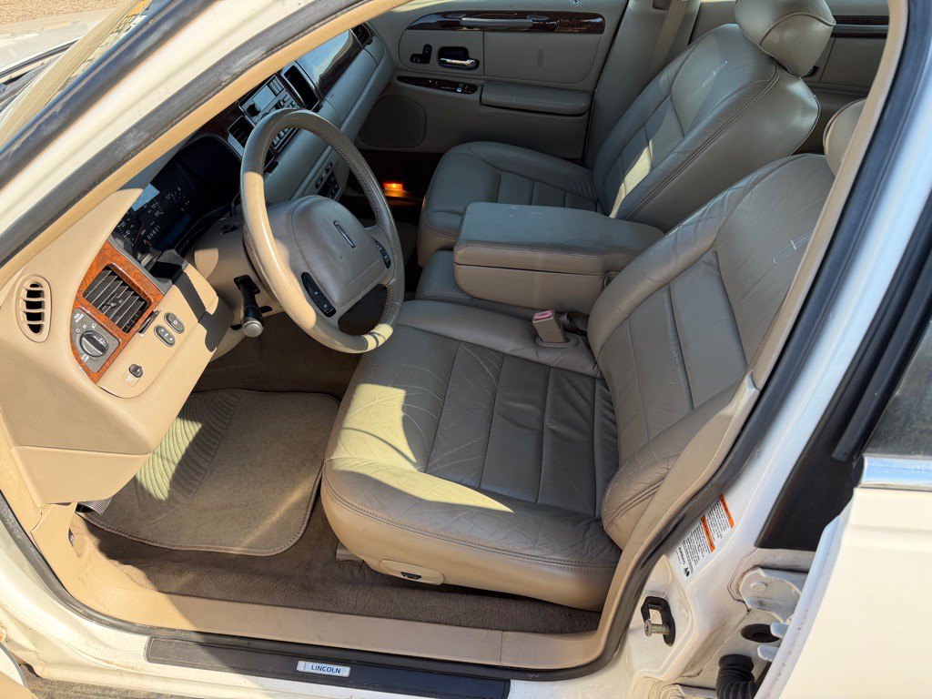 2001 Lincoln Town Car Image 9