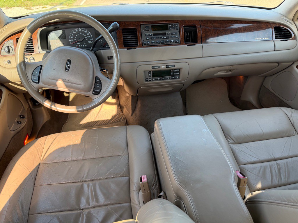 2001 Lincoln Town Car Image 10