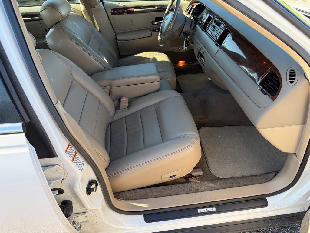 2001 Lincoln Town Car Image 11
