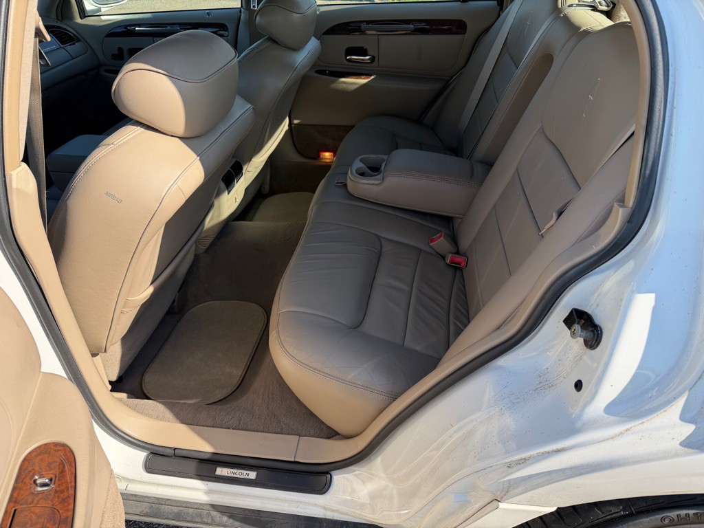 2001 Lincoln Town Car Image 12