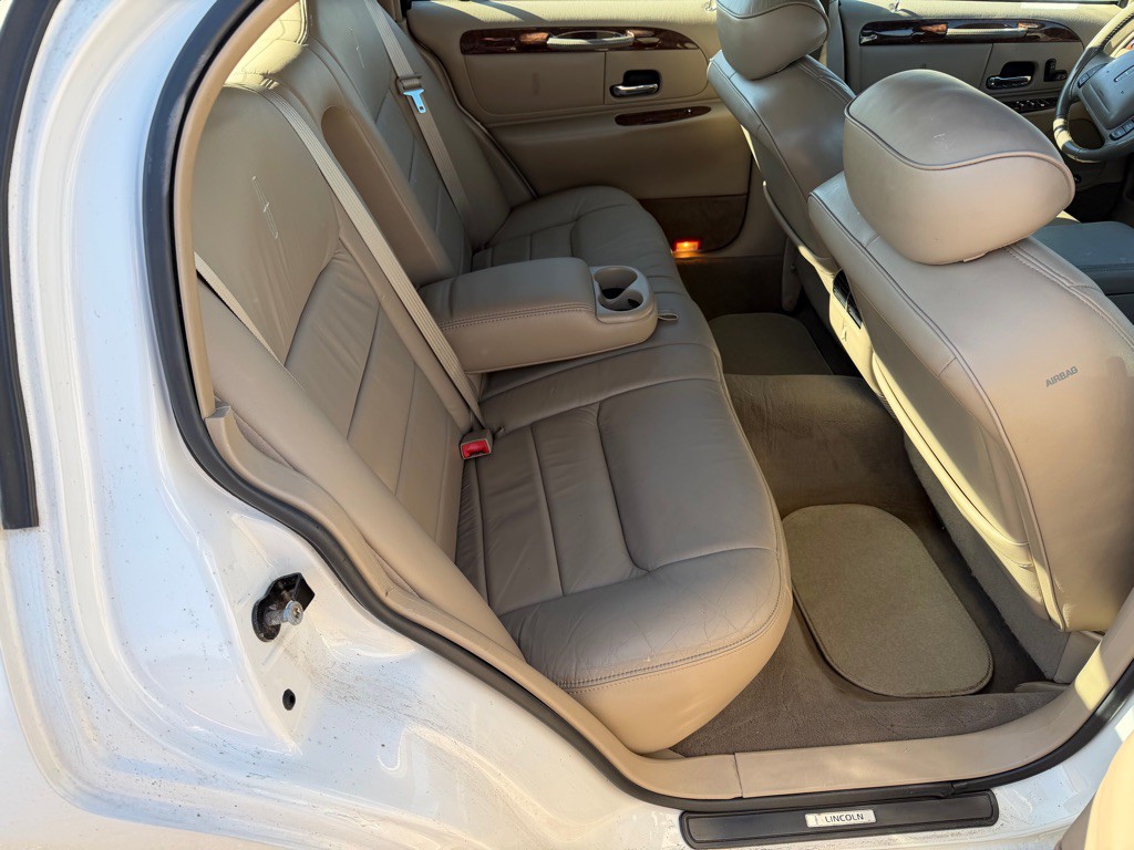 2001 Lincoln Town Car Image 13