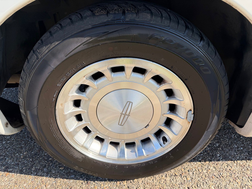 2001 Lincoln Town Car Image 16