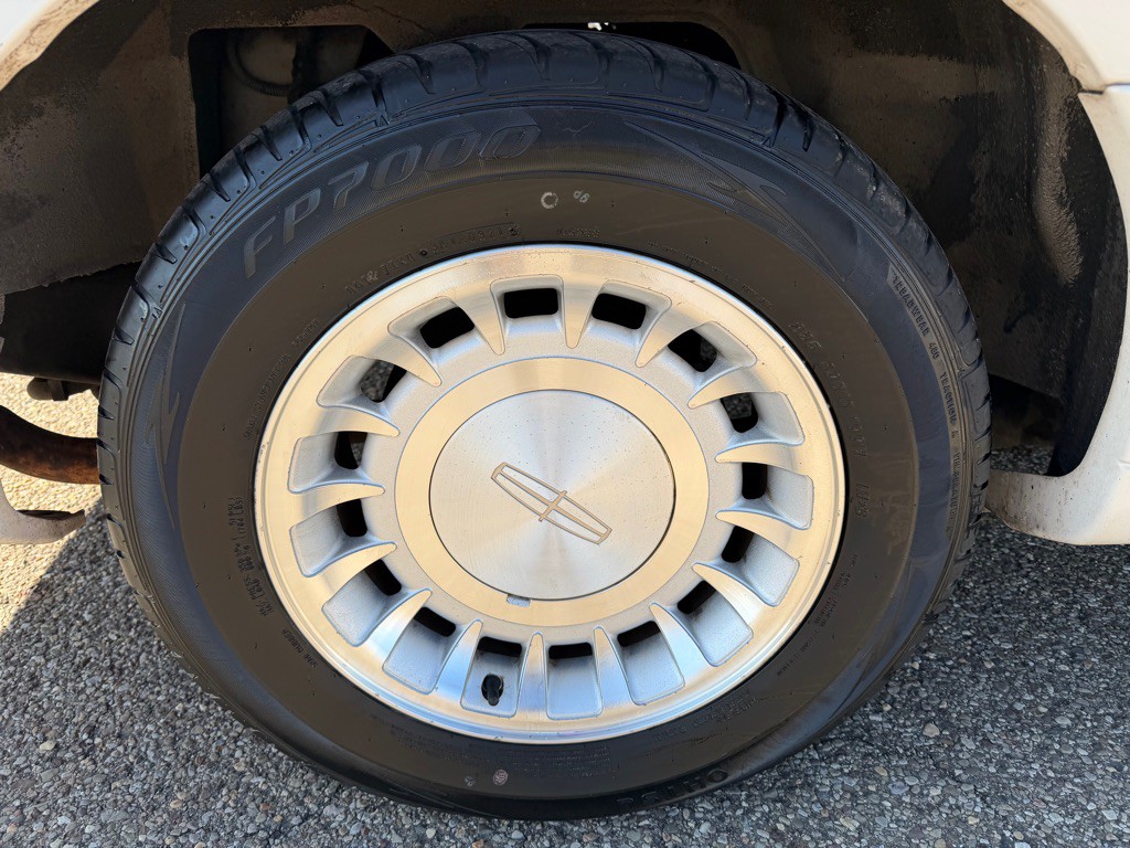 2001 Lincoln Town Car Image 18