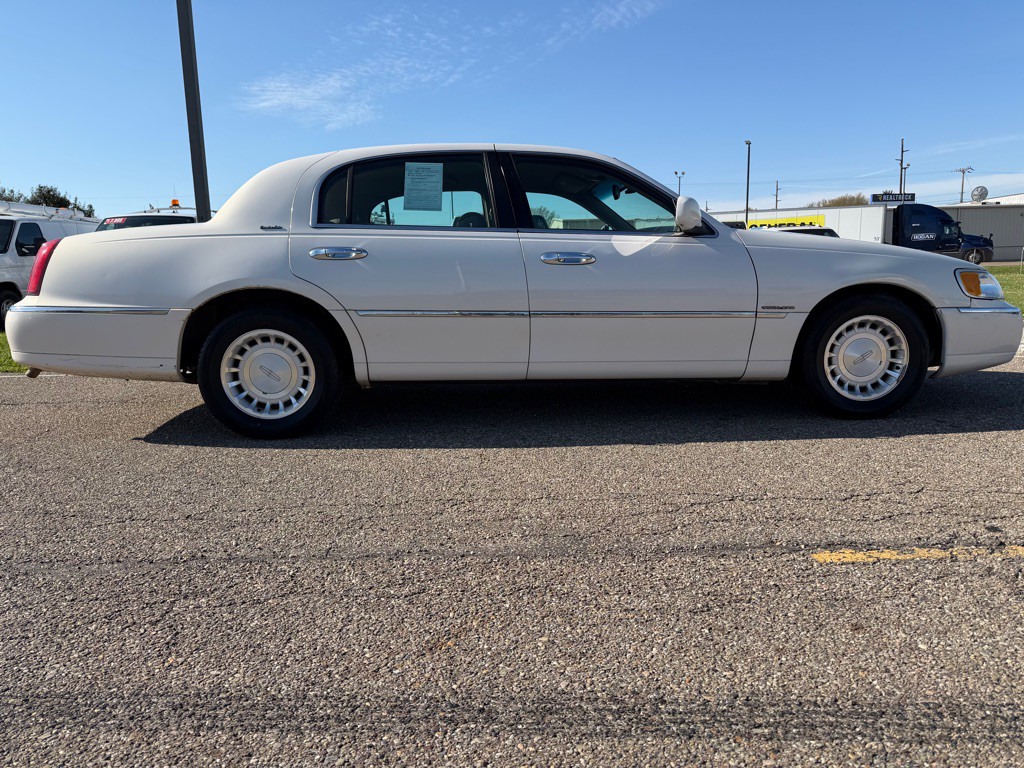 2001 Lincoln Town Car Image 19