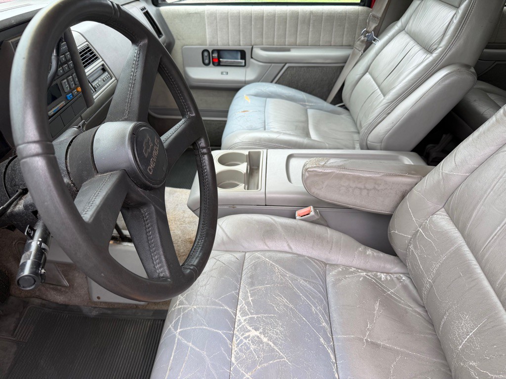 1994 Chevrolet Suburban Image 9