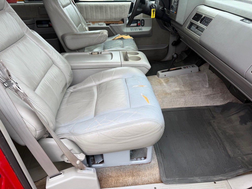 1994 Chevrolet Suburban Image 11