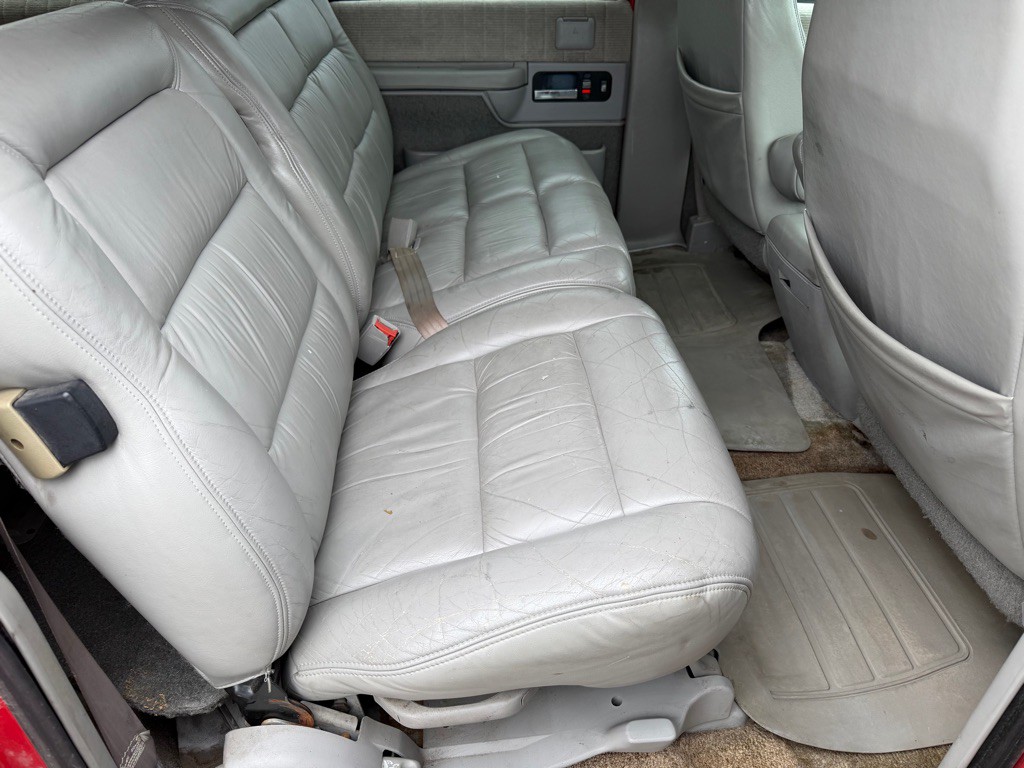1994 Chevrolet Suburban Image 13