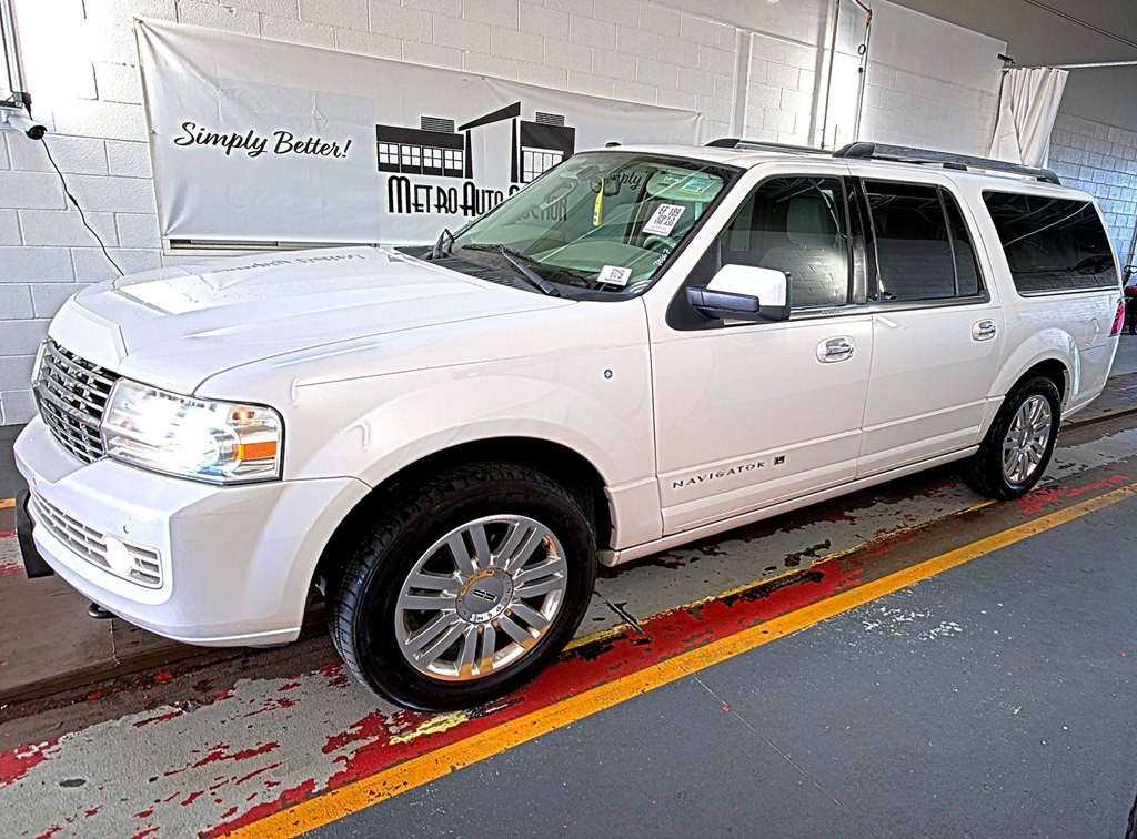 2013 Lincoln Navigator Image 2