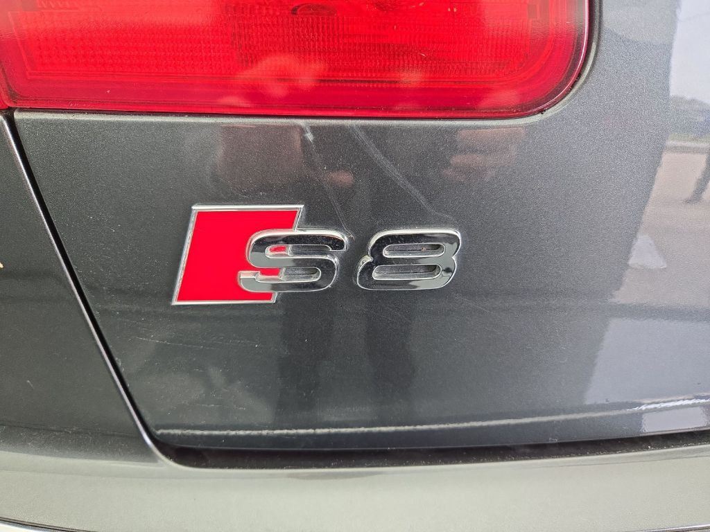 2008 Audi S8 Image 10