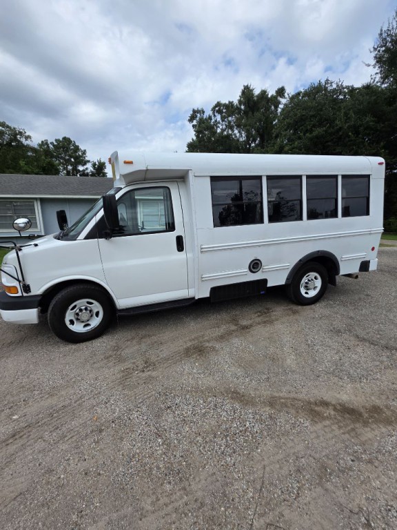 2011 Chevrolet Express Image 3