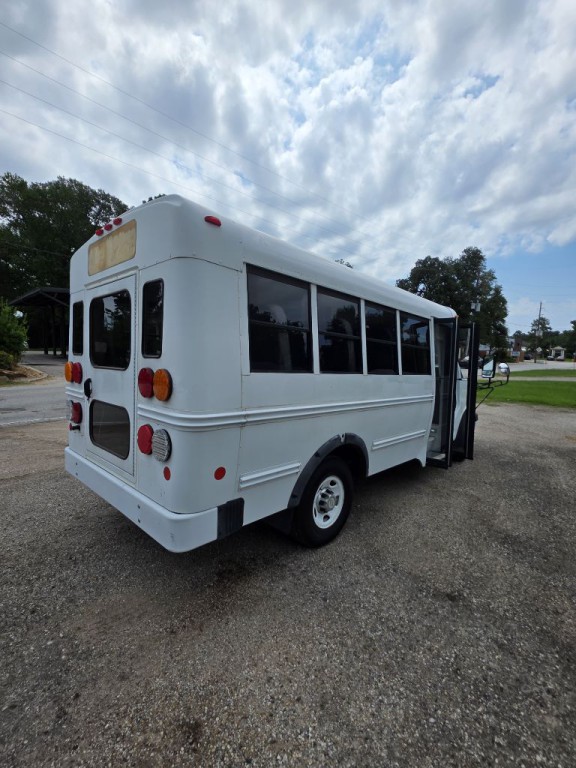 2011 Chevrolet Express Image 5